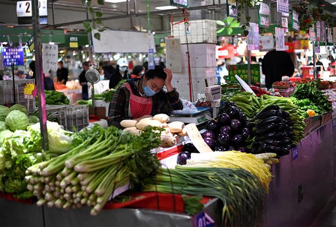 Cảnh vắng vẻ tại một chợ ở Bắc Kinh, Trung Quốc. (Ảnh: AFP/TTXVN) WB hạ dự báo tăng trưởng kinh tế của Trung Quốc năm 2022 ảnh 1