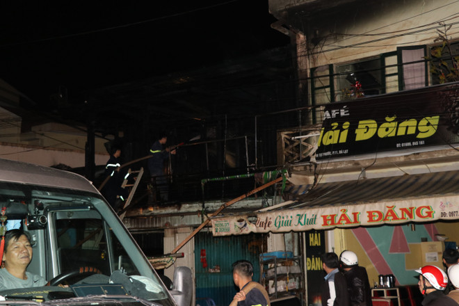 Hỏa hoạn thiêu rụi hai căn nhà gần ga tàu du lịch ở Đà Lạt ảnh 1