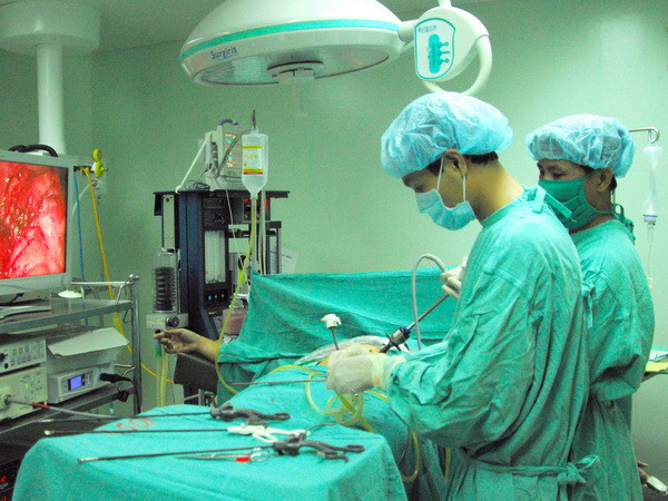 Thai phụ tử vong bất thường sau khi mổ nội soi cắt u nang buồng trứng ảnh 1