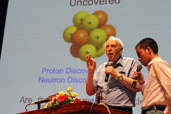 Giới trẻ Việt hào hứng trò chuyện với giáo sư đoạt giải Nobel Vật lý ảnh 1