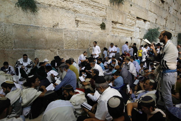 Người Israel tập trung cầu nguyện tại khu Thành Cổ ở Jerusalem ảnh 1