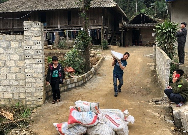 Lực lượng chức năng thu giữ những quặng đã khai thác tại hiện trường. Tuyên Quang: Có hay không việc dùng mìn khai thác khoáng sản trái phép ảnh 1