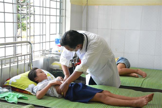 Sức khỏe của 31 học sinh nghi ngộ độc sau khi nhận bóng bay đã ổn định ảnh 1