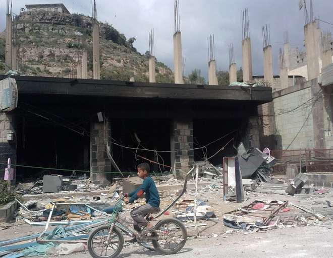 Khung cảnh tan hoang của thị trấn al-Udain sau vụ tấn công ngày 16/10 vừa qua. (Ảnh: AFP/TTXVN) Yemen: Giao tranh giữa phiến quân người Shiite và người Sunni ảnh 1