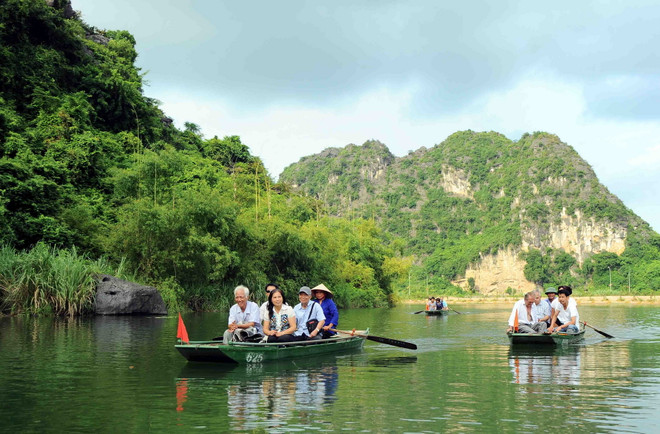 Du khách tham quan khu sinh thái Tràng An, tỉnh Ninh Bình. (Ảnh: Minh Đức/TTXVN) Nâng cao nhận thức bảo tồn di sản thông qua trưng bày ảnh ảnh 1