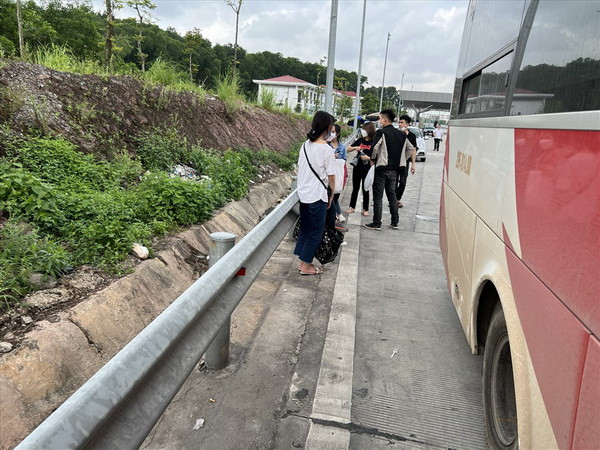 Xử phạt hành chính lái xe khách "nhồi" 44 người trên xe 29 chỗ ảnh 1