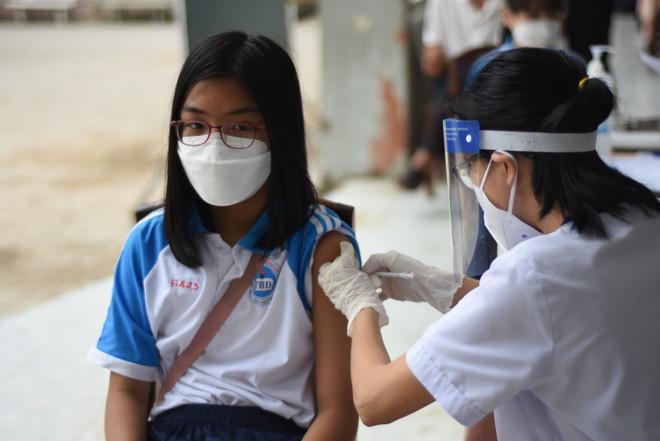 Tiêm vaccine phòng COVID-19 cho trẻ em. (Ảnh: Lê Xuân/TTXVN) Ngày 30/4, ghi nhận 5.109 ca nhiễm COVID-19, chỉ 3 ca tử vong ảnh 1