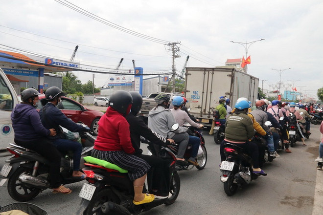 Ùn tắc cục bộ đoạn từ ngã ba Trung Lương đến cầu Rạch Miễu. (Ảnh: Minh Trí/TTXVN) Bến Tre: Cầu Rạch Miễu ùn ứ giao thông nghiêm trọng ngày đầu nghỉ lễ ảnh 1