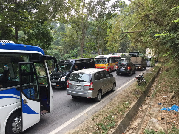 Tắc nghẽn giao thông nghiêm trọng trên Quốc lộ 4D từ Lào Cai ảnh 1