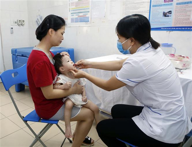Trẻ em từ 6-36 tháng tuổi uống vitamin A tại Trung tâm Y tế huyện Văn Giang, Hưng Yên. (Ảnh: Phạm Kiên/TTXVN) Bộ Y tế đề nghị tăng sản xuất, tìm nguồn cung, nhập khẩu vitamin A ảnh 1
