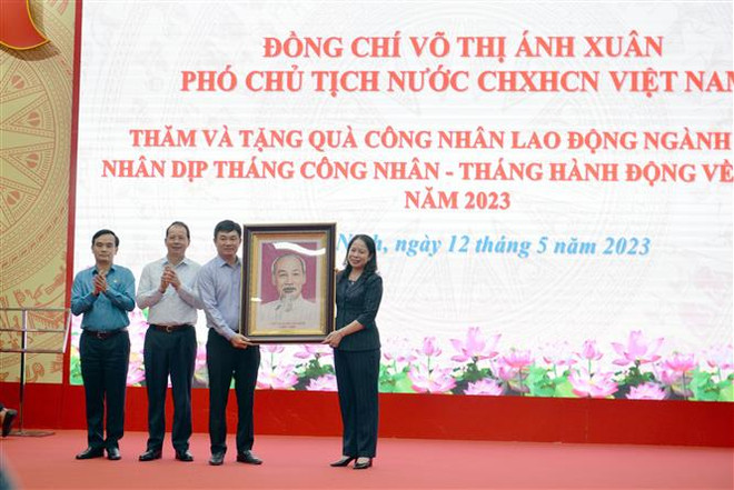 Phó Chủ tịch nước Võ Thị Ánh Xuân tặng bức trang Bác Hồ cho Tập đoàn Than khoáng sản Việt Nam (TKV). (Ảnh: Thanh Vân/TTXVN) Quảng Ninh đề xuất các giải pháp phát triển bền vững ngành than ảnh 2