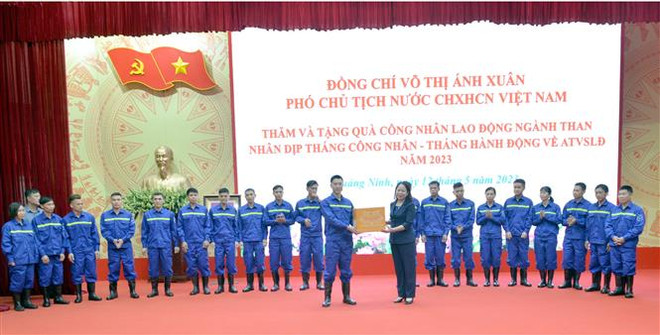 Phó Chủ tịch nước Võ Thị Ánh Xuân tặng quà cho các công nhân tiêu biểu trong lao động, sản xuất của Công ty Than Thống Nhất. (Ảnh: Thanh Vân/TTXVN) Quảng Ninh đề xuất các giải pháp phát triển bền vững ngành than ảnh 3