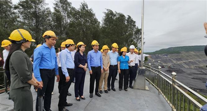 Phó Chủ tịch nước Võ Thị Ánh Xuân cùng đoàn công tác thăm khu vực moong khai thác than tại mỏ Than Đèo Nai, thành phố Cẩm Phả (Quảng Ninh). (Ảnh: Thanh Vân/TTXVN) Quảng Ninh đề xuất các giải pháp phát triển bền vững ngành than ảnh 1