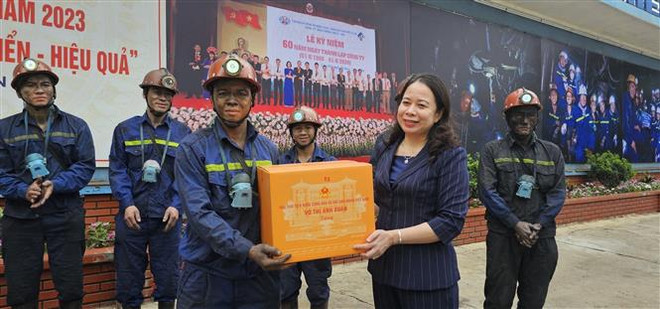 Phó Chủ tịch nước Võ Thị Ánh Xuân tặng quà cho các công nhân thợ mỏ vừa tan ca thuộc Công ty Than Thống Nhất. (Ảnh: Thanh Vân/TTXVN) Quảng Ninh đề xuất các giải pháp phát triển bền vững ngành than ảnh 5