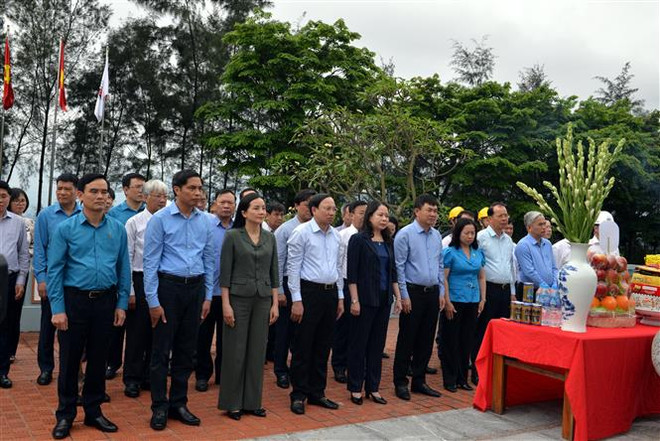 Phó Chủ tịch nước Võ Thị Ánh Xuân cùng đoàn công tác dâng hương tại Khu di tích Bác Hồ về thăm mỏ Đèo Nai. (Ảnh: Thanh Vân/TTXVN) Quảng Ninh đề xuất các giải pháp phát triển bền vững ngành than ảnh 4
