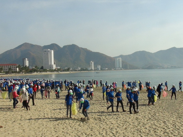 Hơn 1.000 sinh viên nhặt rác thải, làm sạch bãi biển Nha Trang ảnh 1