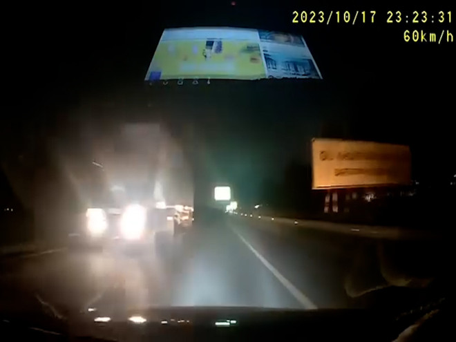 Xử phạt lái xe container đi ngược chiều trên cao tốc Hà Nội-Bắc Giang ảnh 1