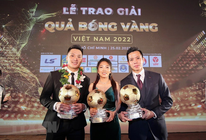 Cầu thủ Nguyễn Văn Quyết (đội Hà Nội FC) - Quả bóng Vàng Nam Việt Nam 2022 (bên phải); cầu thủ Huỳnh Như (đội Thành phố Hồ Chí Minh) - Quả bóng Vàng Nữ Việt Nam 2022 (giữa) và thủ môn Hồ Văn Ý (đội tuyển quốc gia) - Quả bóng Vàng Futsal Việt Nam năm 2022 (bên trái). (Ảnh: Thanh Vũ/TTXVN) Giải thưởng Quả bóng Vàng Việt Nam có thêm hạng mục Giải Cống hiến ảnh 1