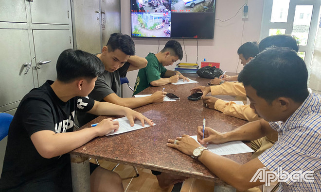 Tiền Giang: Bắt khẩn cấp ba đối tượng biểu diễn bốc đầu xe môtô ảnh 1