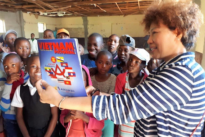 Đoàn cán bộ ngoại giao Việt Nam thăm và làm từ thiện tại Lesotho ảnh 1