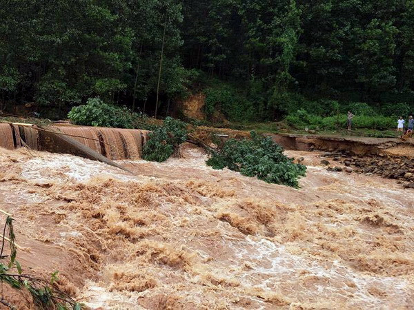 Truy tặng Bằng khen cho hai cán bộ giao thông tử nạn trong bão số 2 ảnh 1