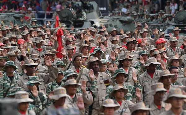 Các thành viên Lực lượng dân quân quốc gia Bolivar tại lễ kỷ niệm ở Caracas, Venezuela. (Nguồn AFP/TTXVN) Venezuela tăng cường thêm 1 triệu thành viên cho lực lượng dân quân ảnh 1