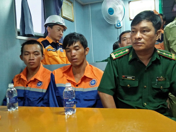 Bà Rịa-Vũng Tàu cứu hai ngư dân rơi xuống biển trong mưa bão ảnh 1