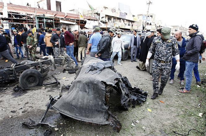 Lực lượng an ninh Iraq điều tra tại hiện trường một vụ đánh bom ở Iraq. (Ảnh: AFP/TTXVN) Đánh bom tại thành phố từng là thành trì của Nhà nước Hồi giáo ở Iraq ảnh 1