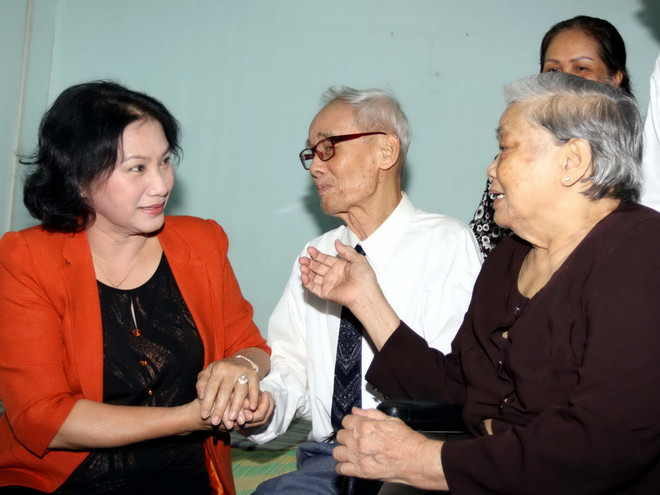 Phó Chủ tịch Quốc hội Nguyễn Thị Kim Ngân thăm gia đình ông Nguyễn Tuấn. (Ảnh: Thanh Vũ/TTXVN) Tiếp tục phát huy vai trò gương mẫu của người đảng viên cao tuổi ảnh 1