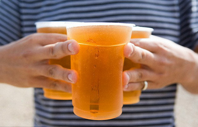 Lượng bia tiêu thụ tại Anh tăng trở lại sau gần một thập kỷ ảnh 1