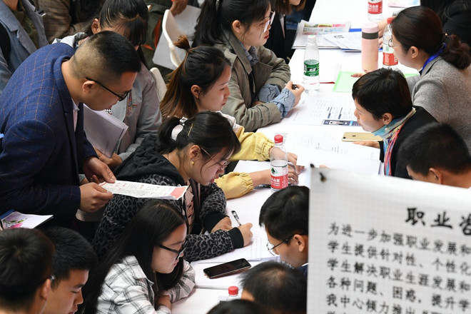 Thanh niên Trung Quốc đăng ký tìm kiếm việc làm. (Nguồn: Xinhua) Thất nghiệp - Vấn đề nan giải của Trung Quốc khi nền kinh tế đi xuống ảnh 1