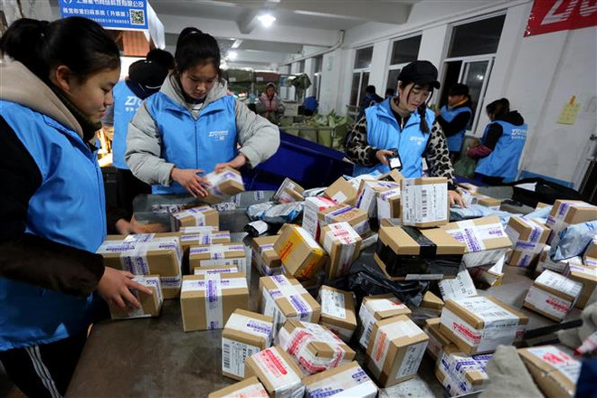 Công nhân đóng gói hàng hóa tại một công ty chuyển phát ở tỉnh Giang Tô, miền đông Trung Quốc. (Ảnh: THX/TTXVN) Thất nghiệp - Vấn đề nan giải của Trung Quốc khi nền kinh tế đi xuống ảnh 2