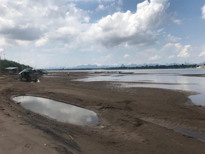 Mực nước sông Mekong xuống mức thấp nhất trong gần 100 năm qua. (Ảnh: Hữu Kiên/TTXVN) Lào: Lượng mưa thấp khiến mực nước sông Mekong giảm mạnh ảnh 1
