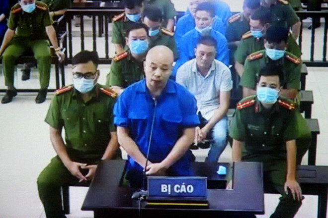 Bị cáo Nguyễn Xuân Đường tại phiên xét xử ngày 25/8/2020 - ảnh chụp qua màn hình. (Ảnh: Thế Duyệt/TTXVN) Thái Bình: Khởi tố vụ Đường Nhuệ cho người "chiếm" công ty Lâm Quyết ảnh 1