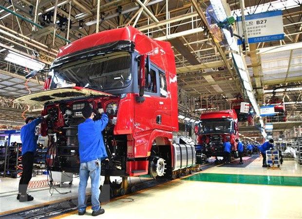 Công nhân làm việc tại dây chuyền sản xuất xe tải hạng nặng của Tập đoàn sản xuất ôtô Thiểm Tây, Trung Quốc. (Ảnh: THX/TTXVN) Trung Quốc triển khai sáng kiến thúc đẩy hợp tác doanh nghiệp ảnh 1
