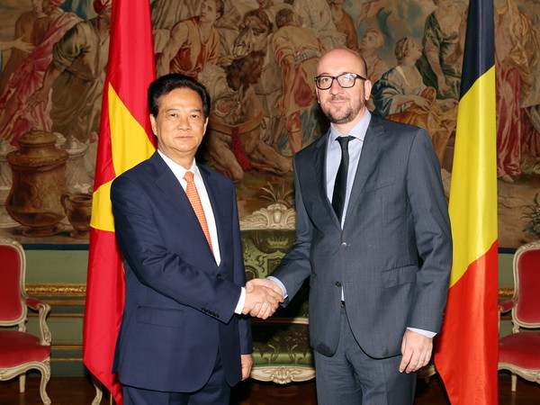 Thủ tướng Vương quốc Bỉ Charles Michel đón Thủ tướng Nguyễn Tấn Dũng. (Ảnh: Đức Tám/TTXVN) Thủ tướng Nguyễn Tấn Dũng kết thúc tốt đẹp chuyến công du châu Âu ảnh 1