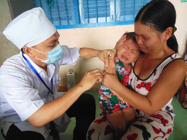 Triển khai chiến dịch tiêm vắcxin sởi-Rubella tại Hậu Giang. (Ảnh: Huỳnh Sử/TTXVN) Phát động chiến dịch tiêm vắcxin sởi-Rubella khu vực phía Nam ảnh 1