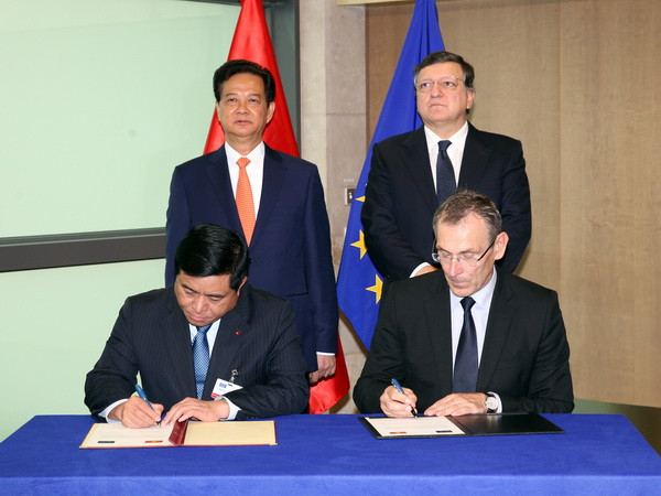 Thủ tướng Nguyễn Tấn Dũng và Chủ tịch Ủy ban châu Âu José Manuel Barroso chứng kiến Lễ ký Cam kết tài trợ 400 triệu euro của Ủy ban châu Âu cho Việt Nam, giai đoạn 2014-2020. (Ảnh: Đức Tám/TTXVN) Thủ tướng Nguyễn Tấn Dũng kết thúc tốt đẹp chuyến công du châu Âu ảnh 2