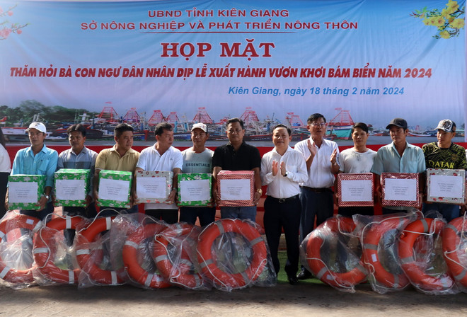 Tặng quà, động viên bà con ngư dân xuất hành vươn khơi bám biển. (Ảnh: Lê Huy Hải/TTXVN) ttxvn_1902_ngu dan kien giang (2).jpg