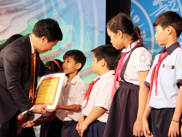 "Thắp sáng ước mơ" trao học bổng cho hơn 1.000 trẻ em nghèo ảnh 1