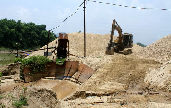 Làm rõ phản ánh tình trạng khai thác cát trái phép trên sông Hồng ảnh 1