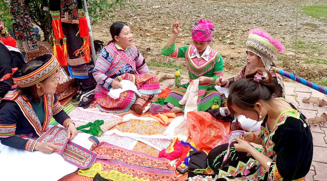 Gìn giữ nghệ thuật thêu hoa văn ở trang phục truyền thống người Mông ảnh 3