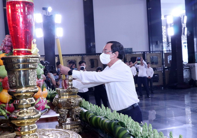 Tưởng niệm đồng bào tử vong, cán bộ chiến sỹ hy sinh vì dịch COVID-19 ảnh 1