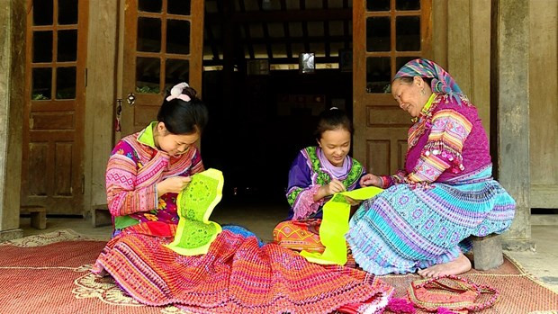 Gìn giữ nghệ thuật thêu hoa văn ở trang phục truyền thống người Mông ảnh 2