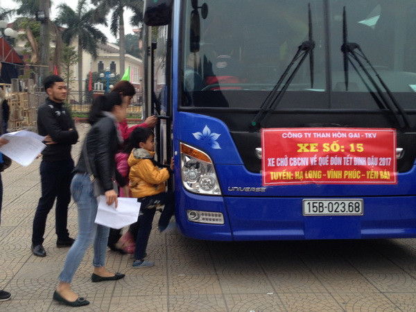 Rộn ràng những chuyến xe đưa công nhân ngành than về quê đón Tết ảnh 1