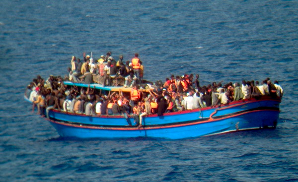 Đắm tàu chở dân di cư ngoài khơi Libya, hàng trăm người thiệt mạng ảnh 1