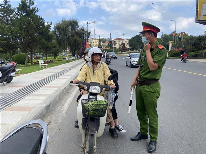 Đà Lạt xử phạt người không đeo khẩu trang nơi công cộng ảnh 1