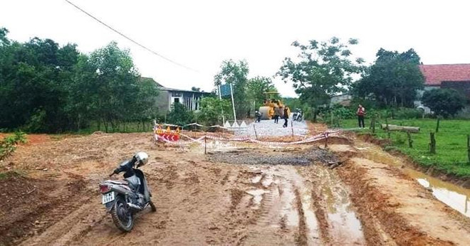 Hiện trường nơi xảy ra vụ đuối nước thương tâm tại huyện Tuyên Hóa, Quảng Bình. (Ảnh: TTXVN phát) Quảng Bình: Một bé trai đuối nước thương tâm dưới hố công trình ảnh 1