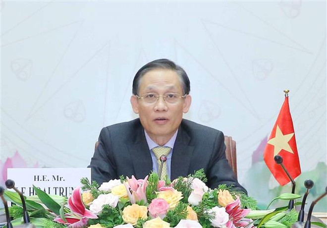 Trưởng Ban Đối ngoại Trung ương Lê Hoài Trung phát biểu. (Ảnh: Phương Hoa/TTXVN) Đảng PAP, Chính phủ Singapore coi trọng thúc đẩy quan hệ với Việt Nam ảnh 1