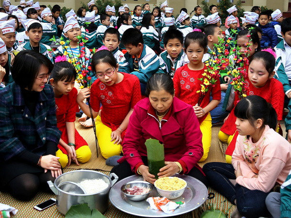 Học sinh tại thành phố Vinh tìm về phong tục Tết cổ truyền ảnh 1